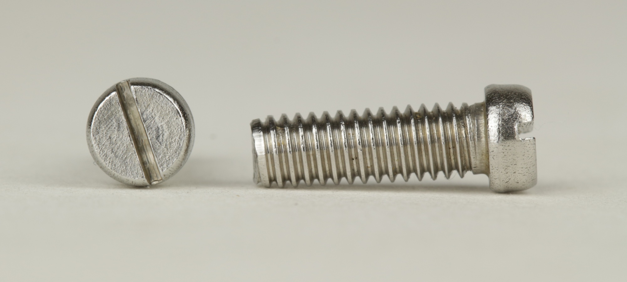DIN 920 - Edelstahl A2 - 5x10 - Flachkopfschrauben mit Schlitz und kleinem Kopf