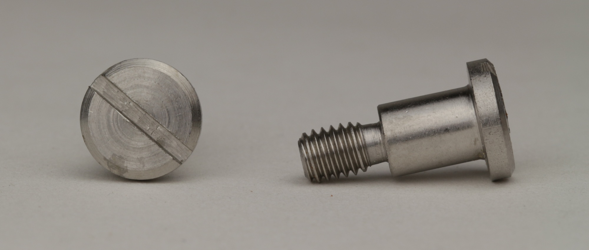 DIN 923 - Edelstahl 1.4305 - M 2x6 - Flachkopfschrauben mit Ansatz und Schlitz