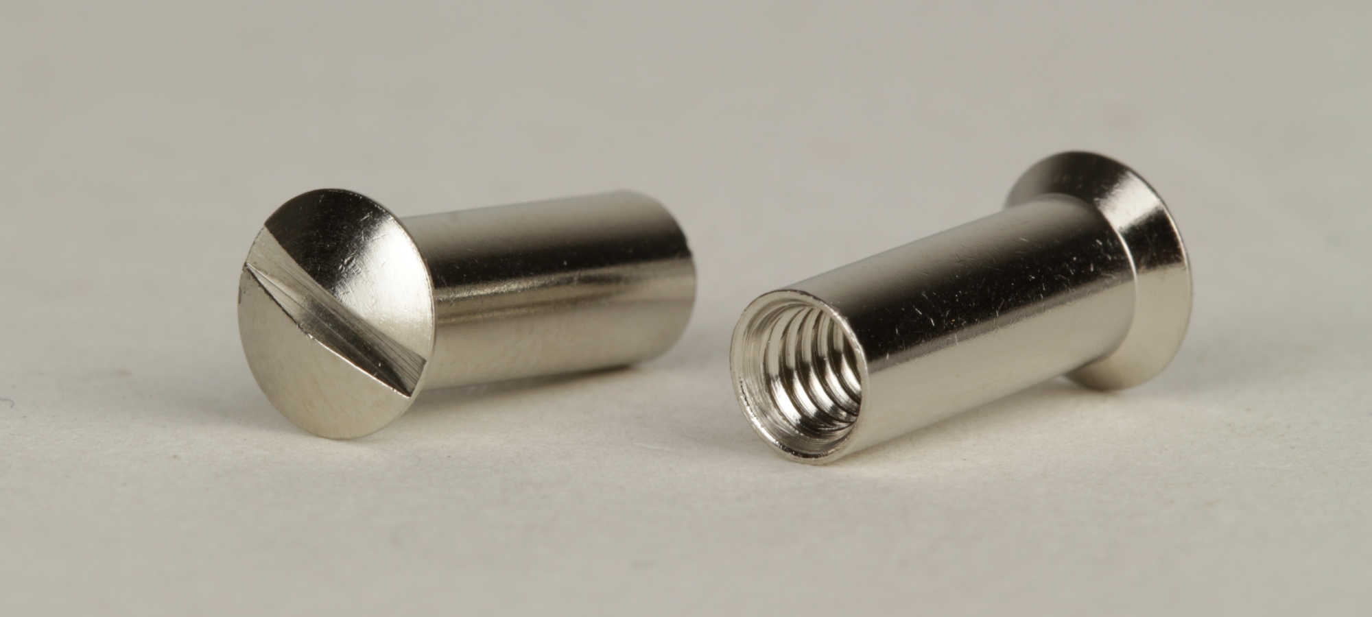 Hülsenmuttern mit Linsensenkkopf und Schlitz Messing vernickelt M 4x7 - Kopfdurchmesser 7mm